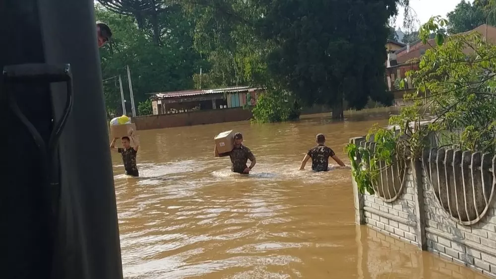 Organizações Militares do Exército e Corpo de Bombeiros auxiliam moradores em Rio Negro